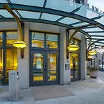 Renu Suites At The Burlington Portland